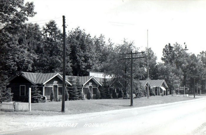 Hoyers Resort (Fords Modern Cabins, Shangri-La Log Cabin Resort, Bentons) - Vintage Postcard